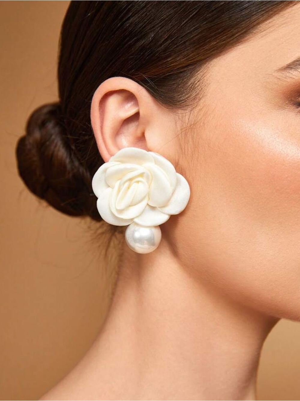 Elegant White Flower Pearl Drop Earrings B02-09